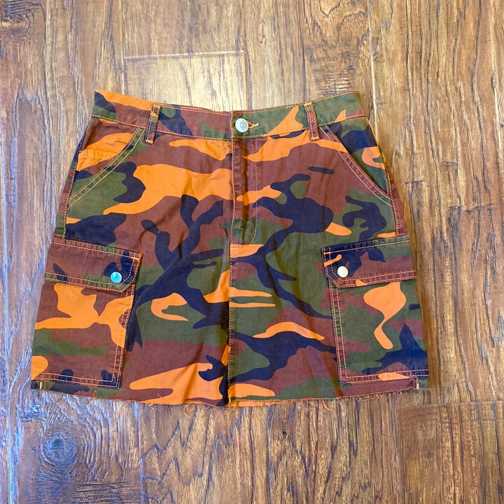 Urban outfitters small camo skirt never worn!